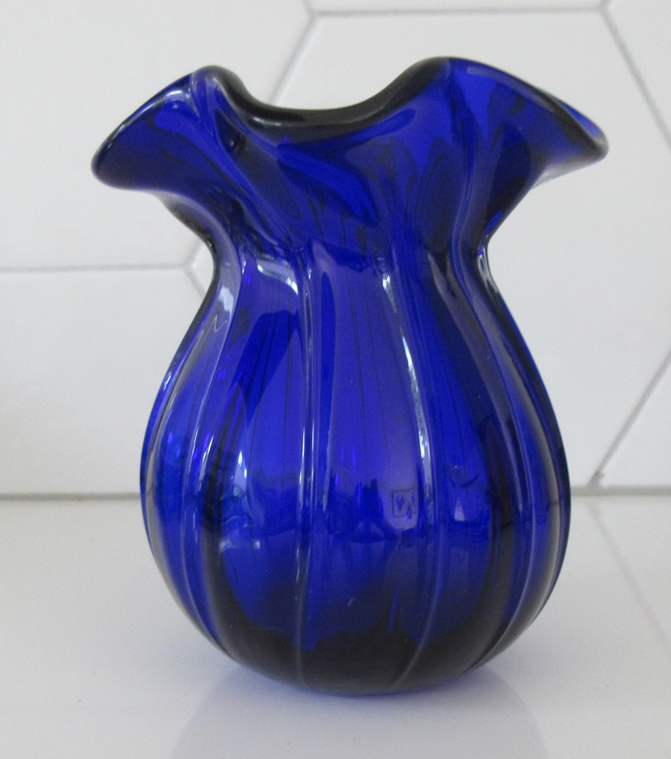 Niet of onleesbaar gesigneerd - Antiek 19e eeuws Frans Cobalt blauw vrijgeblazen dikglazen vaasje kopen? Bied vanaf 1!