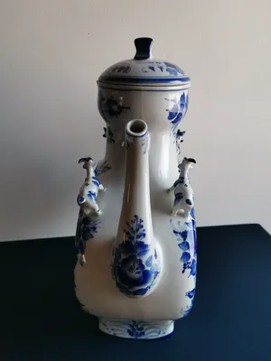 Niet of onleesbaar gesigneerd - Fraaie gedecoreerde Chinese koffiepot in blauw en wit keramiek kopen? Bied vanaf 1!