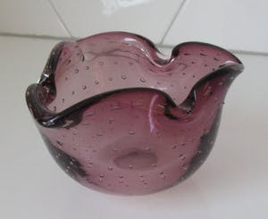Niet of onleesbaar gesigneerd - Paarse Murano glazen asbak met Bullicante (luchtbellen) techniek kopen? Bied vanaf 1!