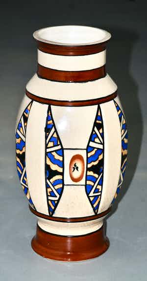 Niet of onleesbaar gesigneerd - Art Deco vaas met polychroom decoratie AMC August Mouzin & Compagnie verkocht voor € 1!