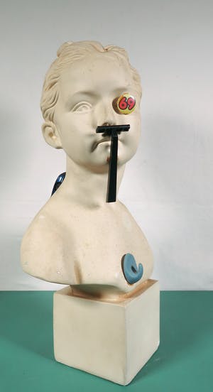 Reinier Lucassen - Assemblage met gipsen buste kopen? Bied vanaf 400!