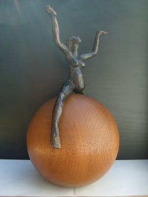 Brons (Onbekend) - Zwanger naakt op houten bol. kopen? Bied vanaf 125!