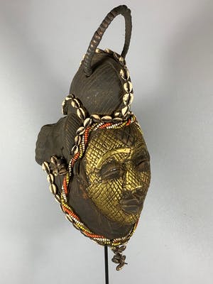 Punu - Tribal used Old African female Bronze mask from the Punu with Cap - Gabon. kopen? Bied vanaf 125!