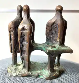 Wim Rijvers - Drie figuren met tafel, bronzen beeld verkocht voor € 150!