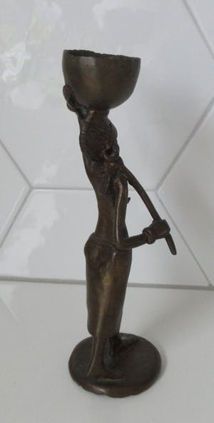Niet of onleesbaar gesigneerd - Bronzen beeld van een Afrikaanse vrouw kopen? Bied vanaf 10!