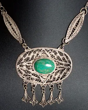 Sterling zilver filigrain collier met Eilat steen. 50er-60er jaren kopen? Bied vanaf 75!