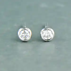 14k wit gouden solitair oorknoppen met briljant geslepen diamant tot. 0,20ct verkocht voor € 240!
