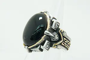 Acheter55- Bijzondere  zilveren, 9 kt en metalen "gothic" ring met zwarte steen? Enchérissez de 30!