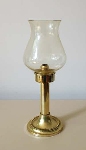 Vergulde metalen windlicht met glazen kap verkocht voor € 1!