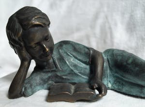 Niet of onleesbaar gesigneerd - Bronzen leesbeeld / leesbeeldje , “Meisje“ kopen? Bied vanaf 1!