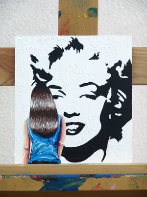 Gerard Boersma - Black & White Marilyn (Vrouw kijkend naar schilderij van Andy Warhol) kopen? Bied vanaf 75!