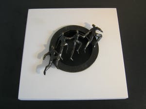 Corry Ammerlaan - Wanddecoratie met verbronsd sculptuur - "Op Weg" kopen? Bied vanaf 50!