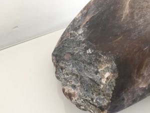 Niet of onleesbaar gesigneerd - Art deco Naturell stone Sculpture , kopen? Bied vanaf 1!