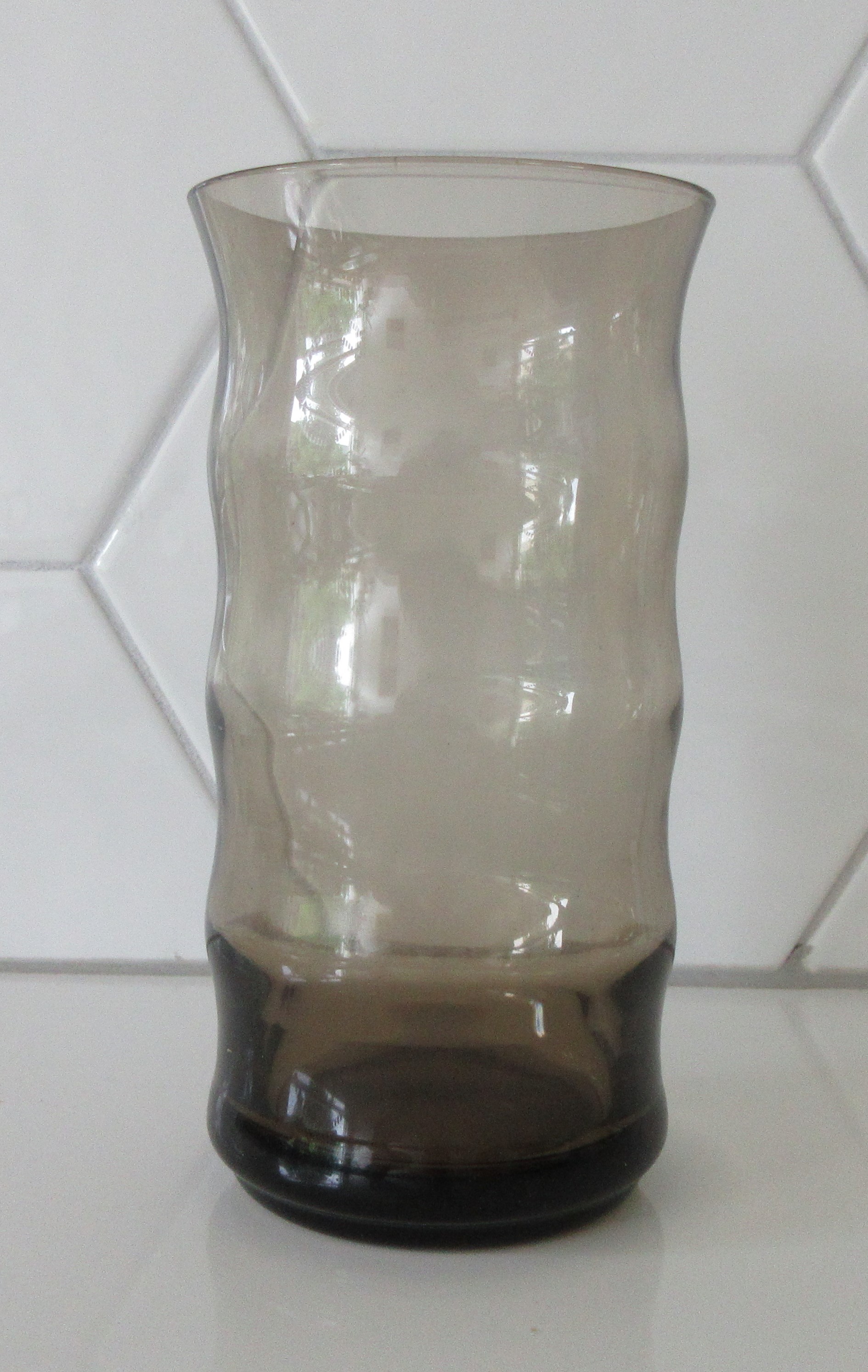 Niet of onleesbaar gesigneerd - Art deco rookglazen geribde cilinder vaas verkocht voor € 1!