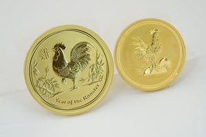 2438 - TWEE (2) 0.999 GOUDEN 100$ Australie "year of Rooster" munten (62.3 gr!) kopen? Bied vanaf 2460!