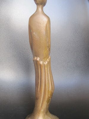 Brons (Onbekend) - Zittende vrouw op handen gedragen. kopen? Bied vanaf 75!