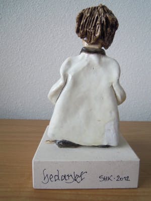 Niet of onleesbaar gesigneerd - Handgemaakt gesigneerd beeldje van DOKTER MET KIND. kopen? Bied vanaf 1!