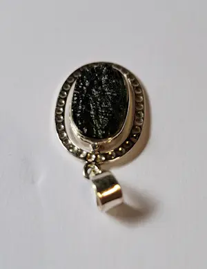 Nieuwe zilveren hanger met ruwe peridot kopen? Bied vanaf 60!