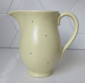 Potterie De Driehoek - Pastel gele melkkan met blauwe polka dots kopen? Bied vanaf 10!