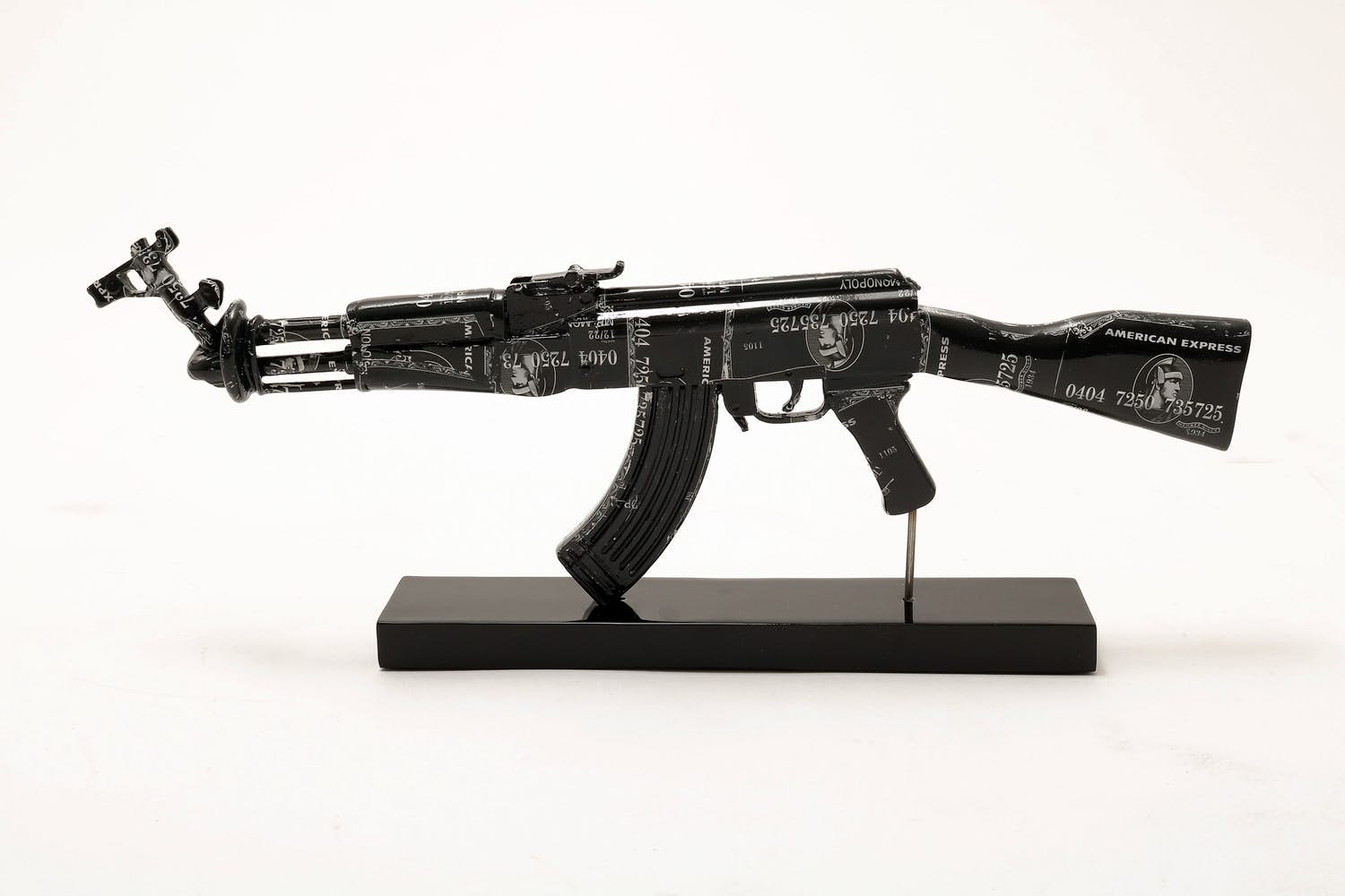 Diederik Van Apple - AK - 47 Peace Edition, kunsthars, in originele kist verkocht voor € 375!