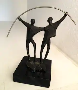 Bernadette Leijdekkers - Sculptuur “ WIJ SAMEN ! “ Gesigneerd verkocht voor € 15!