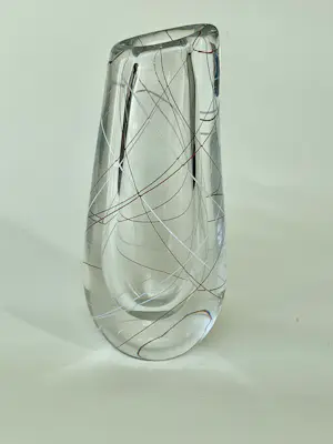 Vicke Lindstrand - Asymetrische schuin afgesneden vaas met decoratieve diagonale glasdraden kaufen? Bieten Sie von 100!