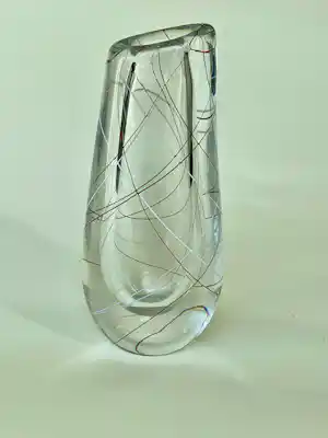 Vicke Lindstrand - Asymetrische schuin afgesneden vaas met decoratieve diagonale glasdraden verkauft für € 100!