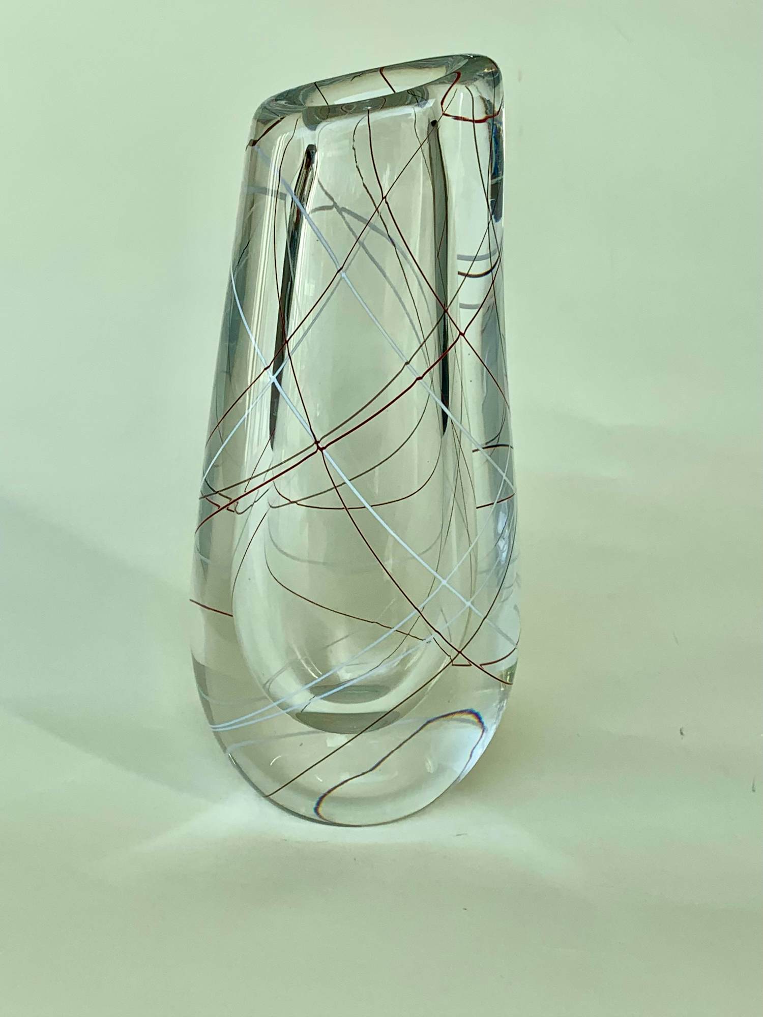 Vicke Lindstrand - Asymetrische schuin afgesneden vaas met decoratieve diagonale glasdraden kopen? Bied vanaf 100!