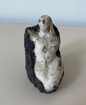 Niet of onleesbaar gesigneerd - Raku aardewerken vrouwfiguur kopen? Bied vanaf 1!