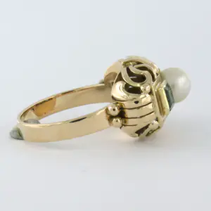 14k gouden ring bezet met parel en carre geslepen smaragd - ringmaat 17.75(56) kopen? Bied vanaf 260!