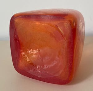 Niet of onleesbaar gesigneerd - Vintage Scandinavische oranje-rode glazen flesvaas kopen? Bied vanaf 1!