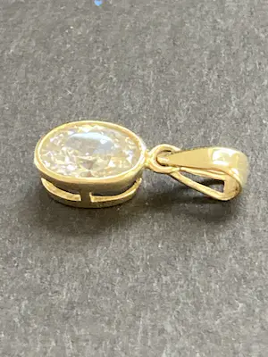 14 karaats geelgouden hanger met een ovaal geslepen zirkonia kopen? Bied vanaf 30!
