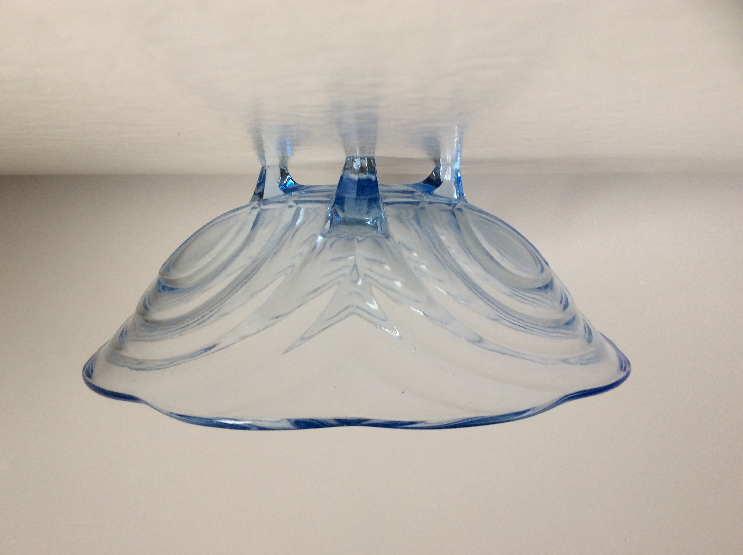 Walther glas - Art Deco fruitschaal “Rotterdam” - lichtblauw persglas kopen? Bied vanaf 35!