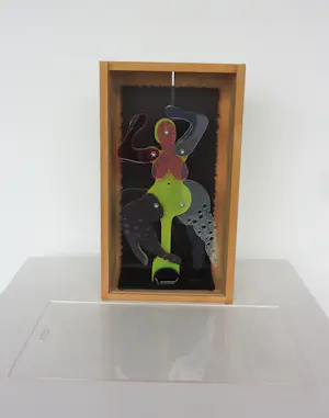 Ad van Hassel - Beeld van plexiglas in houten kistje, Buurvrouw (Cobart Pop Art) kopen? Bied vanaf 100!
