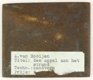 Adri van Rooijen - Bronzen plaquette: Zittend naakt - Een appel aan het strand, 1985 kopen? Bied vanaf 150!