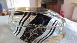 Niet of onleesbaar gesigneerd - glas doosje verkocht voor € 10!