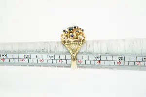 85 - Sierlijke 18 karaats geel-gouden fantasie ring met diep blauwe edelstenen kopen? Bied vanaf 330!