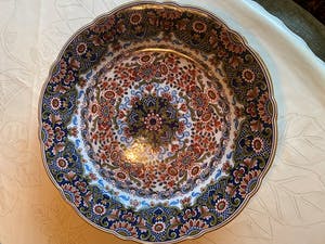 Koninklijke Tichelaar Makkum - Paar plateel Makkum schotels met polychrome bloemdecoratie kopen? Bied vanaf 100!