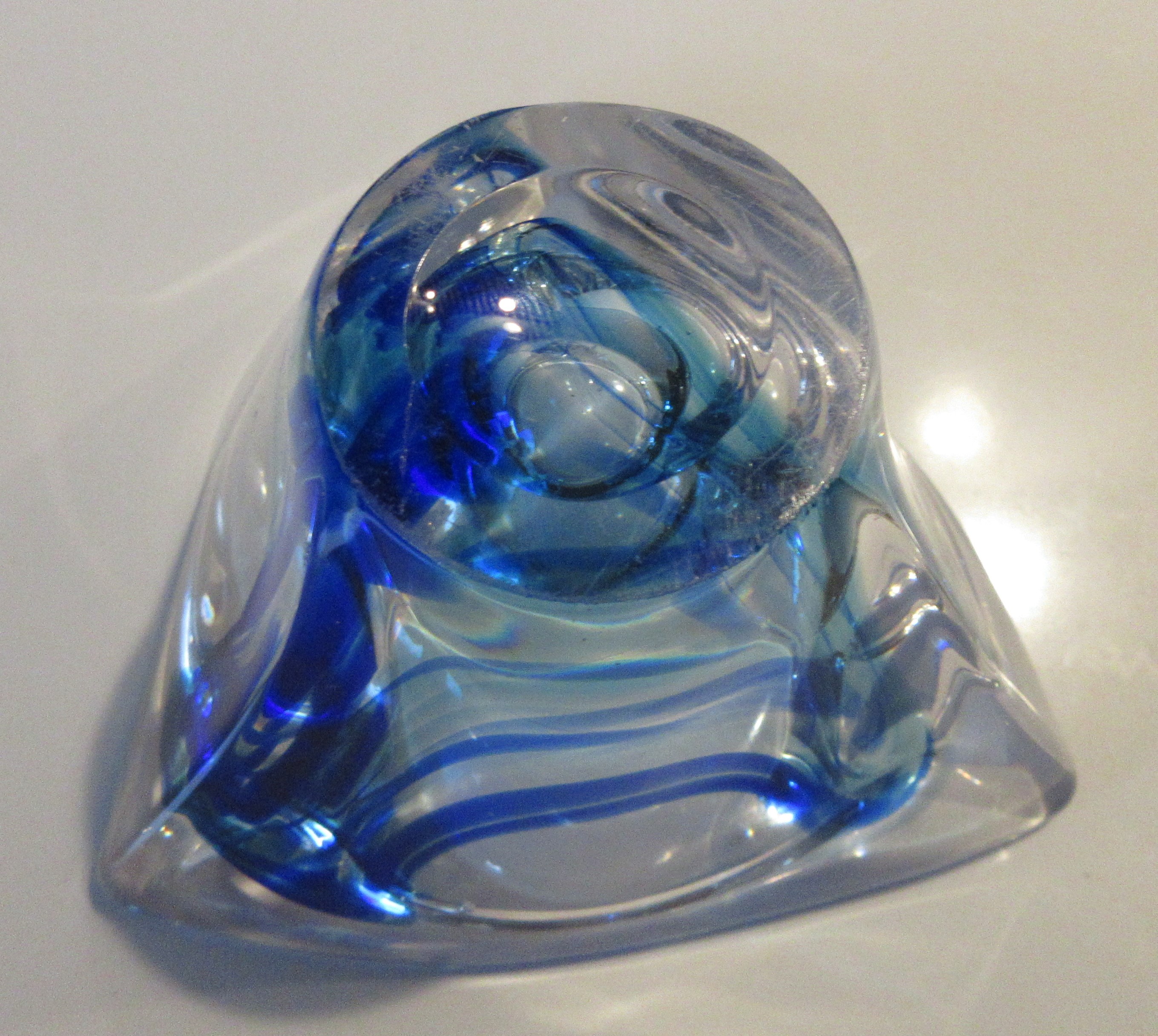 Max Verboeket - Mooi klein kunstglazen asbakje met blauwe slingers kopen? Bied vanaf 15!