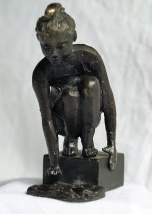 Niet of onleesbaar gesigneerd - Bronzen beeldje , “Meisje aan het water“ kopen? Bied vanaf 1!