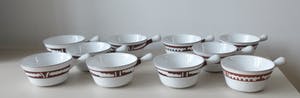 Niet of onleesbaar gesigneerd - Tien aardewerken soepkommen met wit Sgraffito decor kopen? Bied vanaf 1!