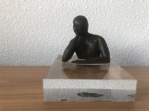 Brons (Onbekend) - Modern bronzen beeldje op plexiglas voet. kopen? Bied vanaf 25!