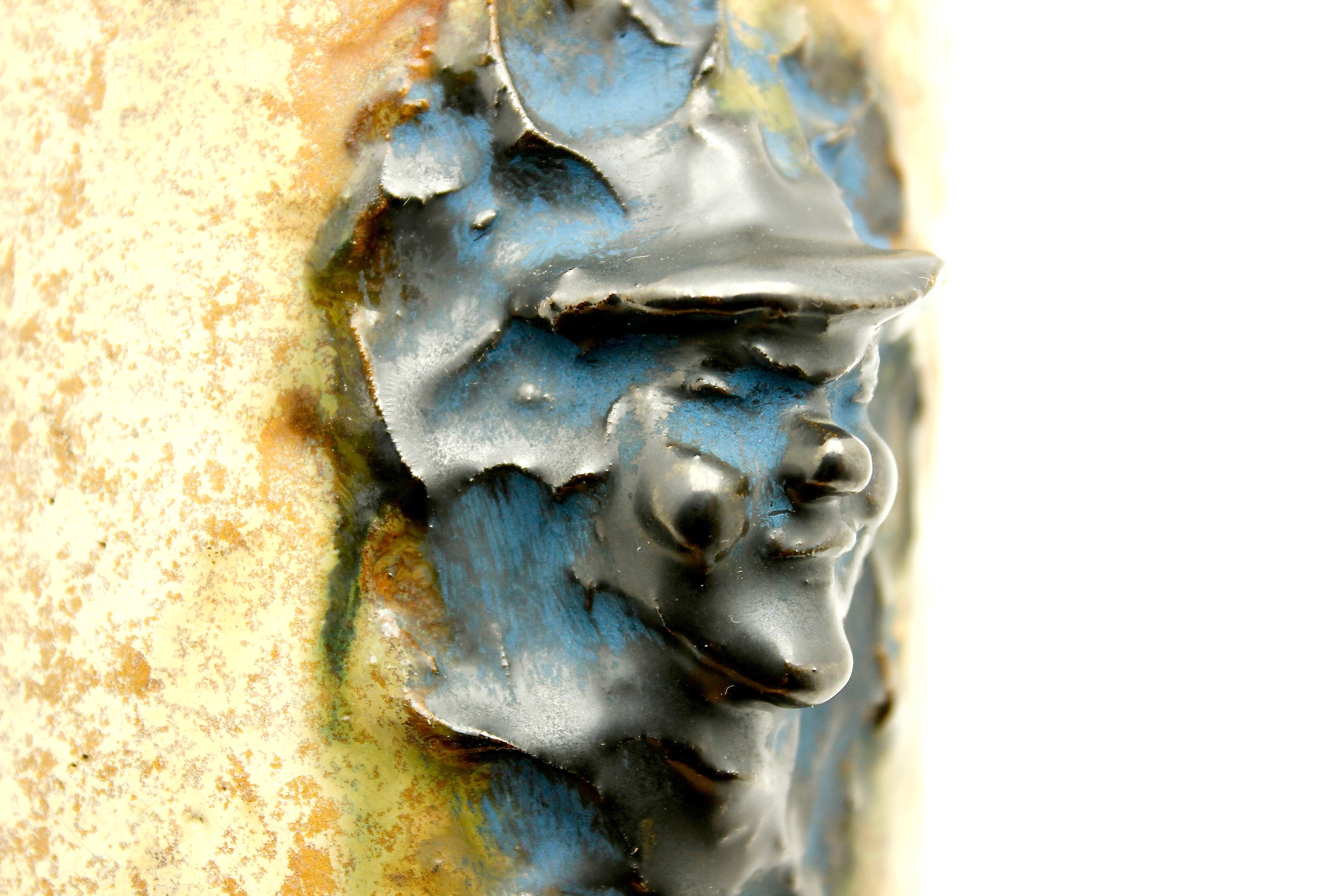 Sylvain Hublet - Art deco karaf met relief decor van een lachende figuur -1930's kopen? Bied vanaf 14!