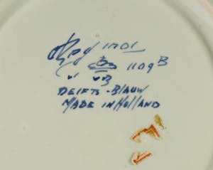 Kunstaardewerkfabriek Regina - Sierbord met floraal decor en geschulpte rand kopen? Bied vanaf 1!