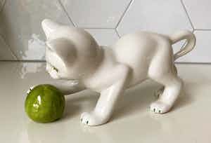 Niet of onleesbaar gesigneerd - Giuseppe Ronzan - Aardewerk beeld van kitten met een bol wol verkocht voor € 1!