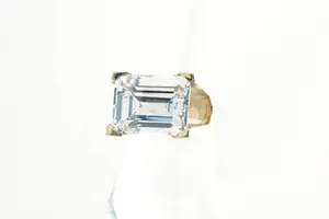 Acheter93 - Grote opvallende 14krt gouden ring met kleurloze geslepen edelsteen? Enchérissez de 310!