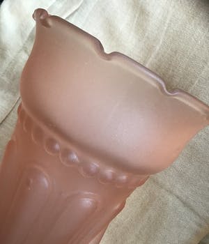 Niet of onleesbaar gesigneerd - Espaivet, Art Deco roze gesatineerd glazen vaas kopen? Bied vanaf 10!
