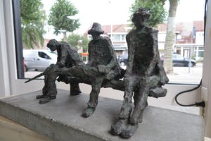 Jits Bakker - Mooi groot bronzen beeld, Op het bankje kopen? Bied vanaf 1800!