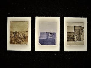 Niet of onleesbaar gesigneerd - 3 verschillende Duitse Etsen - 1975 - potloodgesign. -met tekst binnenzijde kopen? Bied vanaf 1!