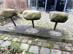 Michiel Van Luijn - zwerfbank met drie stenen kopen? Bied vanaf 300!